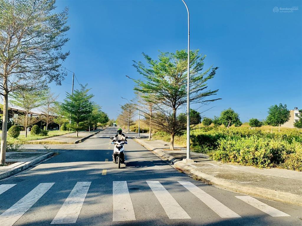 Bán gấp nền đất sổ đỏ 1,35 tỷ/80m, vị trí đẹp. bán lỗ so với giá gốc mua từ cđt 0909 063 ***.