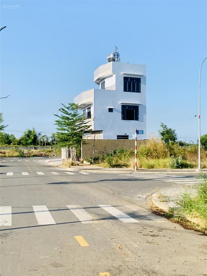 Bán gấp nền đất sổ đỏ 1,35 tỷ/80m, vị trí đẹp. bán lỗ so với giá gốc mua từ cđt 0909 063 ***.