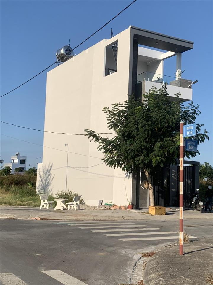 Bán gấp nền đất sổ đỏ 1,35 tỷ/80m, vị trí đẹp. bán lỗ so với giá gốc mua từ cđt 0909 063 ***.