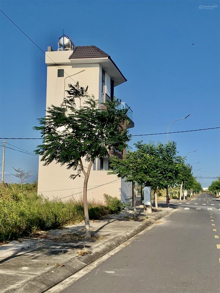 Bán gấp nền đất sổ đỏ 1,35 tỷ/80m, vị trí đẹp. bán lỗ so với giá gốc mua từ cđt 0909 063 ***.