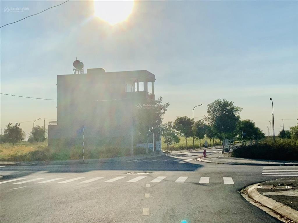 Bán gấp nền đất sổ đỏ 1,35 tỷ/80m, vị trí đẹp. bán lỗ so với giá gốc mua từ cđt 0909 063 ***.