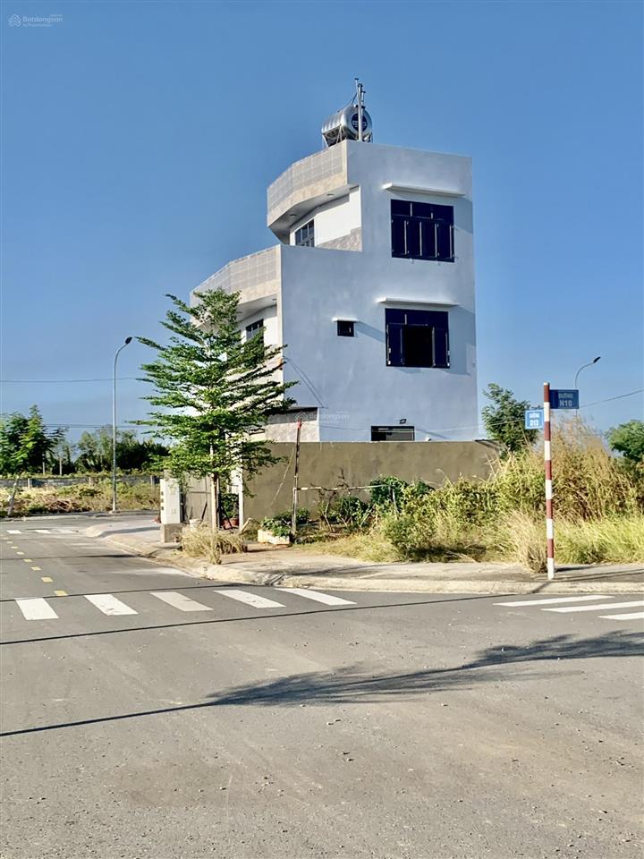 Bán gấp nền đất sổ đỏ 1,35 tỷ/80m, vị trí đẹp. bán lỗ so với giá gốc mua từ cđt 0909 063 ***.