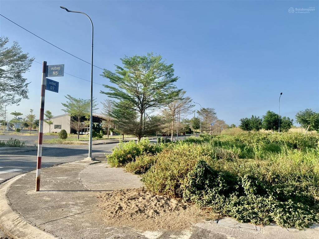 Bán gấp nền đất sổ đỏ 1,35 tỷ/80m, vị trí đẹp. bán lỗ so với giá gốc mua từ cđt 0909 063 ***.