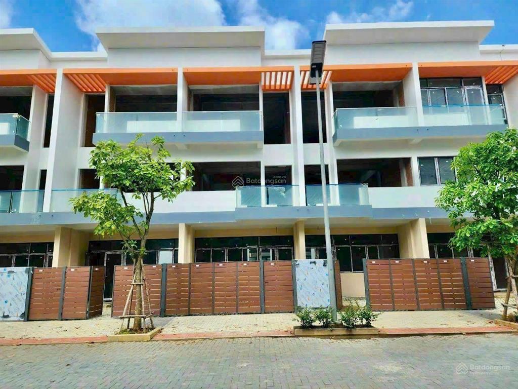 Hàng hot lk4 giá cực tốt 3,9tỷ (giá 100% đã gồm vat) nhà 1 trệt 2 lầu vị trí đẹp, nhận nhà ngay