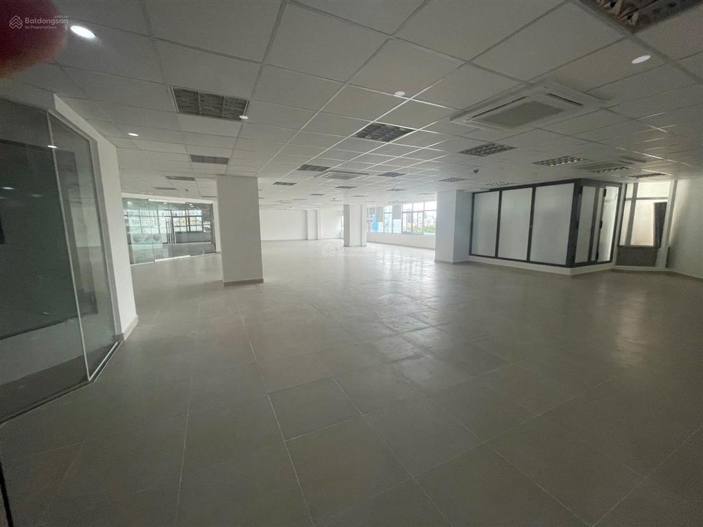 Cho thuê văn phòng mặt tiền đường hoàng diệu diện tích 200m2, 300m2, 500m2  0938 202 ***