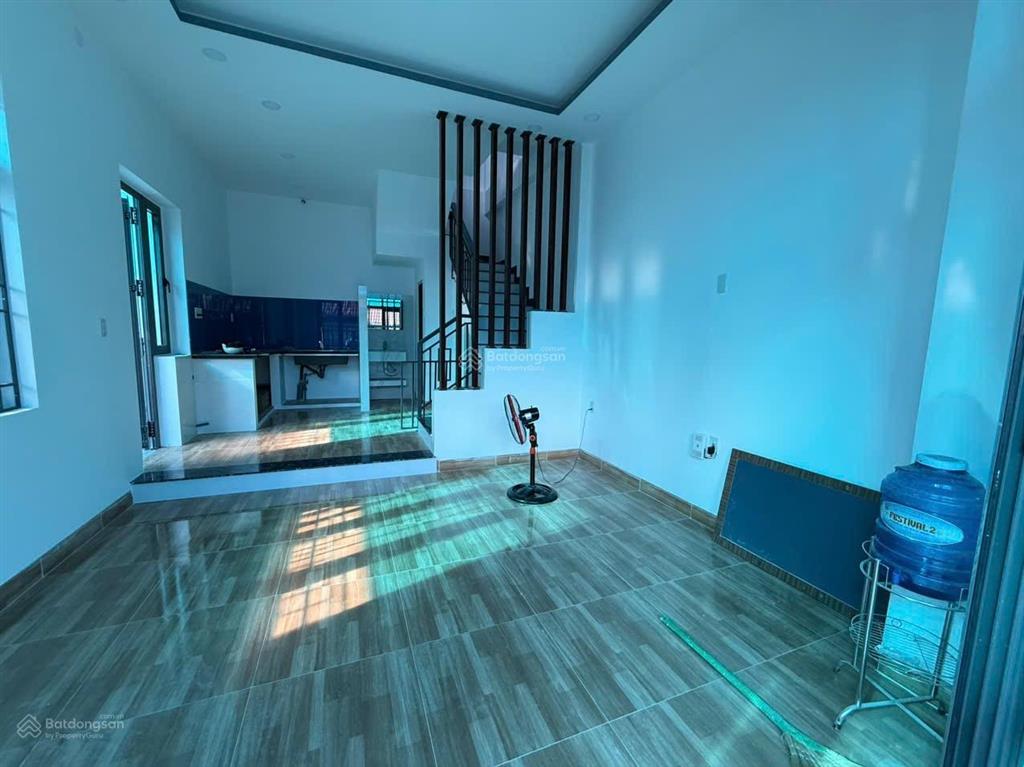 Cách biển chỉ 5 phút đi xe máy. vị trí tại hẻm 5 nguyễn xiển, nhà mới xây chỉ việc xách vali vào ở