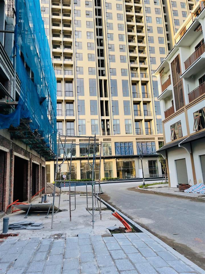 Tôi bán liền kề khu nhật 110m2 áp góc ngay chân chung cư wisteria, xây 5 tầng siêu đẹp, đã có sổ