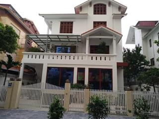 Cho thuê biệt thự căn góc làng quốc tế thăng long, 160m2 * 3t, mt 10m, thông sàn, tiện kd. giá 62tr