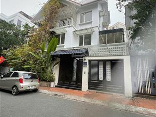 Chính chủ cho thuê biệt thự tại kđt dịch vọng, diện tích đất 250m2, nhà đẹp, có sân vườn. giá 60tr