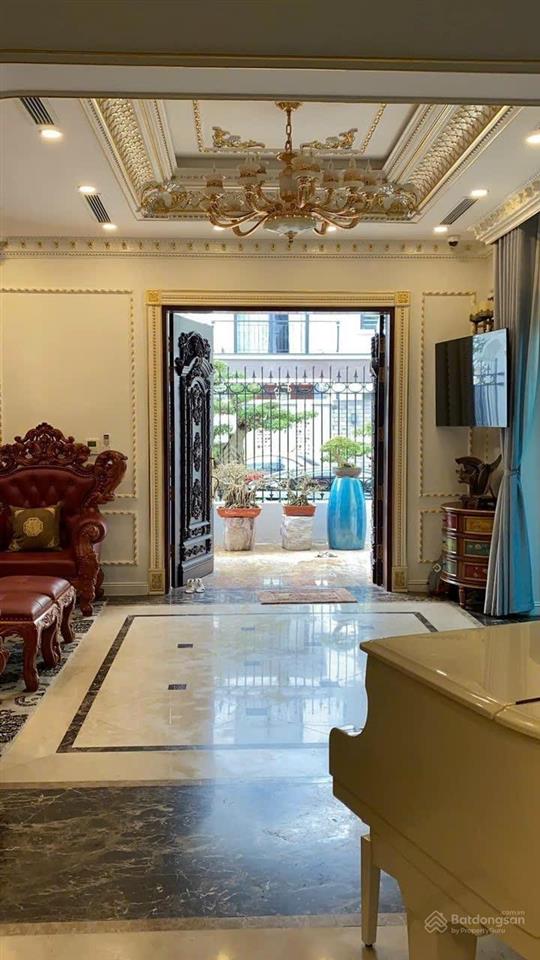 Bán biệt thự đẹp ngay lê văn lương  trung hoà, 250m2, 4,5 tầng. mặt tiền góc rộng, giá chỉ 68 tỷ