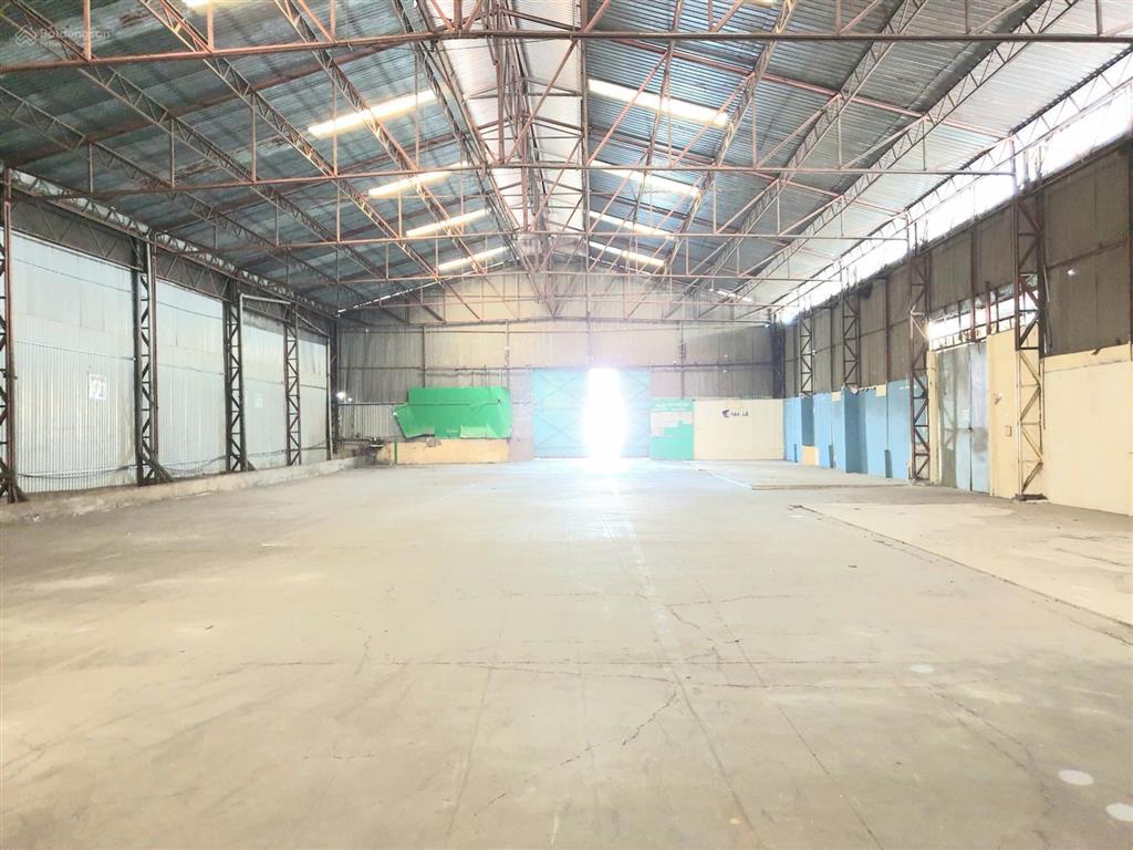 Cho thuê kho xưởng trống suốt ngay trung tâm q5 tphcm, dt cho thuê 1700m2