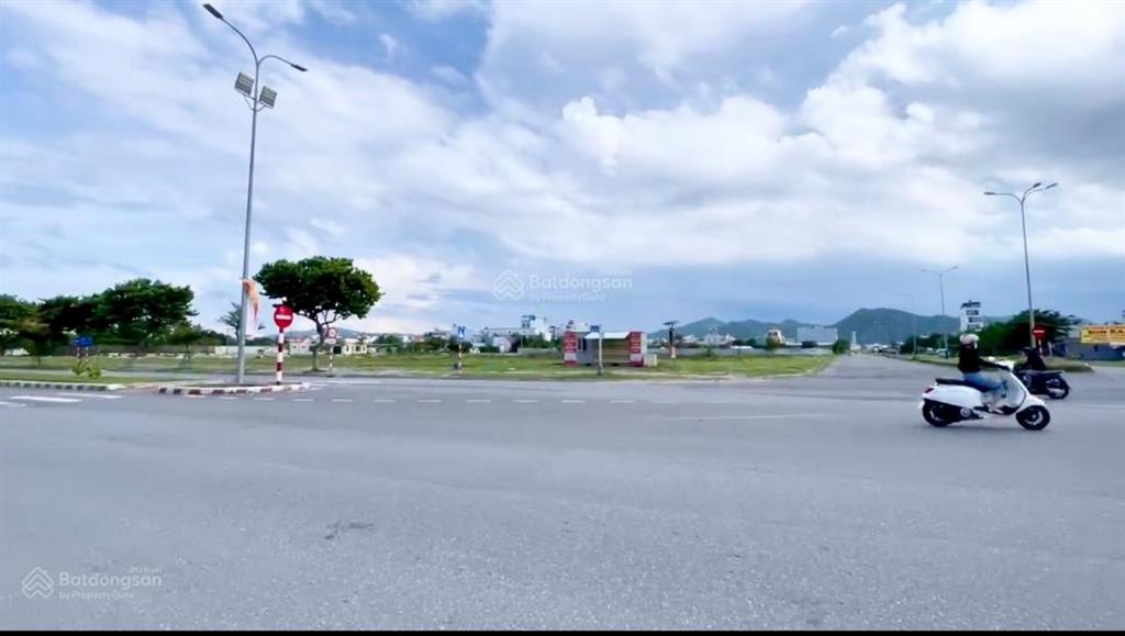 Đất mặt tiền nguyễn tất thành. gần trục nguyễn an ninh. s= 810m2 và 960m2 giá 140triệu/m2