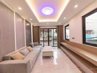 Nhà mới 5 tầng  lô góc  dt 62m2  ô tô  kinh doanh  chỉ 200m là vinhomes riverside  giá 13 tỷ