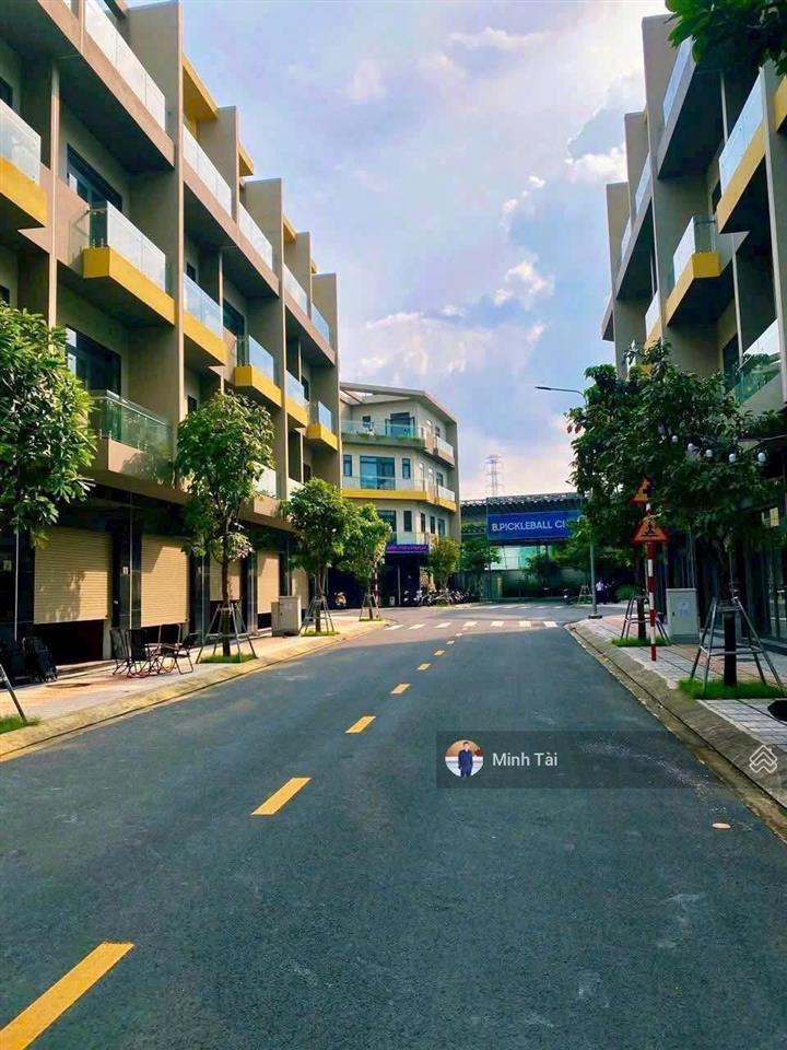 Nhà mới nhận lộc vàng chỉ 7.744 tỷ, xây dựng sẵn 1 trệt 3 lầu bcons uni valley  bcons city tphcm
