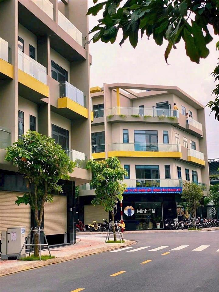 Nhà mới nhận lộc vàng chỉ 7.744 tỷ, xây dựng sẵn 1 trệt 3 lầu bcons uni valley  bcons city tphcm