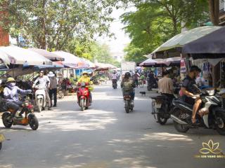 Chỉ mình em bán lo20 vườn sen đối diện công viên cạnh chợ, không lỗi lầm. sổ đỏ,  0326 569 ***