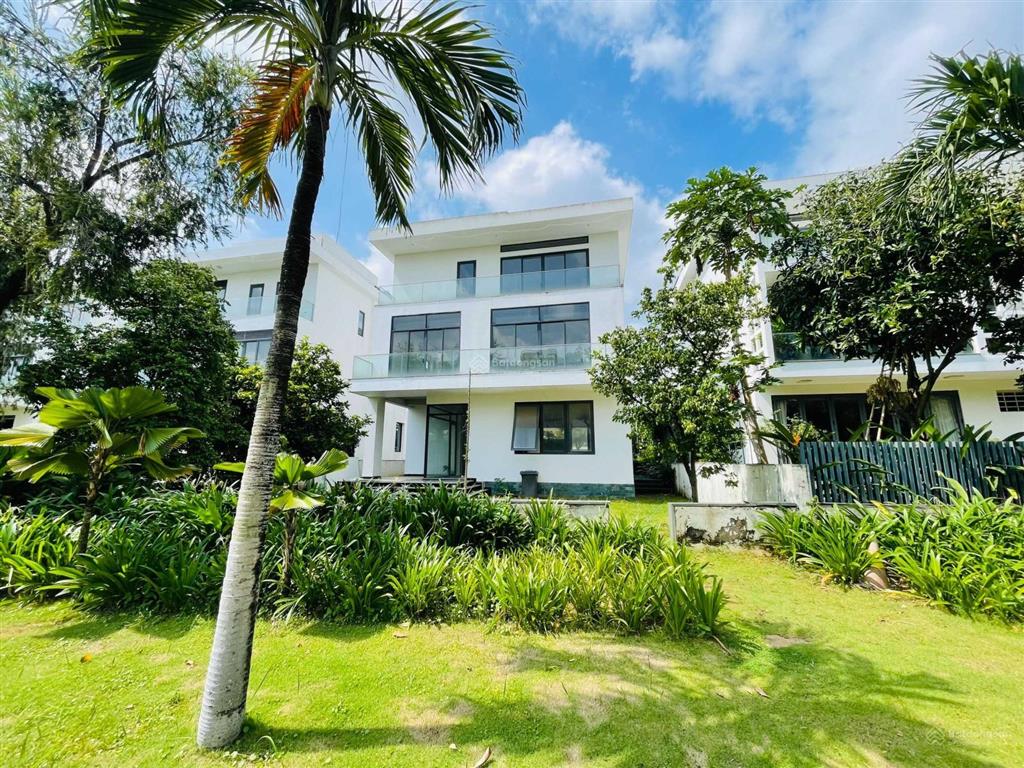 Cần bán gấp căn biệt thự song lập nằm trên trục đường 20m tại lucasta villa.  0909 121 ***