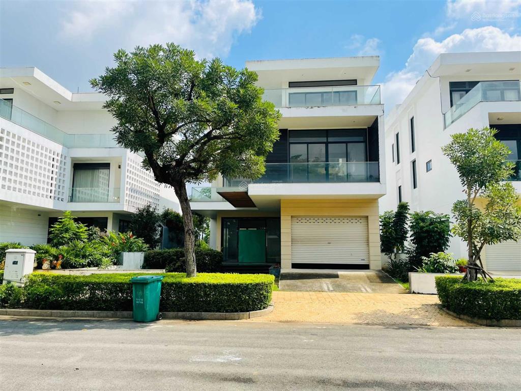 Cần bán gấp căn biệt thự song lập nằm trên trục đường 20m tại lucasta villa.  0909 121 ***