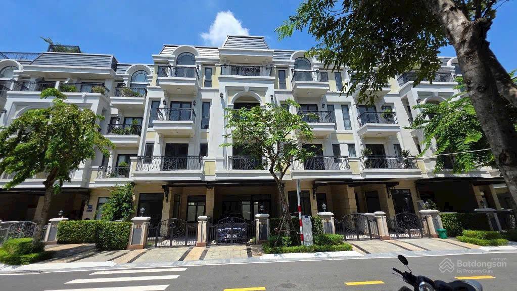 Bán căn nhà thô 90m2 tại the classia, giá 17,5 tỷ.  tấn giàu 0909 121 ***