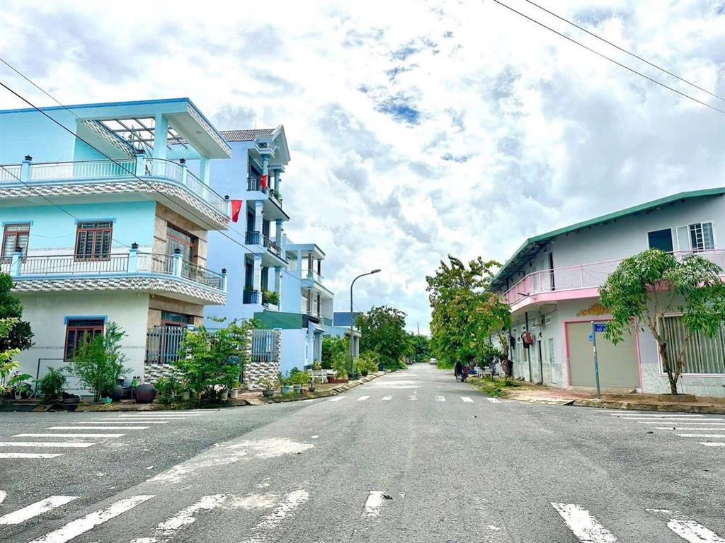 Chính chủ bán gấp đường số 13 thông kcn long hậu 3. sổ cầm tay, xây tự do, dân cư đông đúc