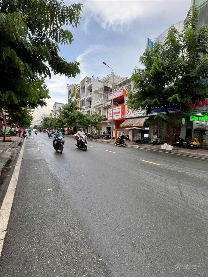 Bán nhà mặt tiền đường tân sơn nhì, 9.4 x 22m, 1 căn cấp 4 + căn 2 lầu. nhà 3 mặt tiền, 49.5 tỷ