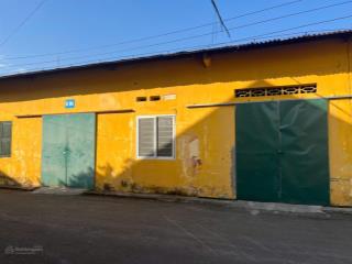 Cho thuê 250m2 nhà kho mới và đẹp trong cụm công nghiệp trại gà phú diễn. xe container đỗ cửa