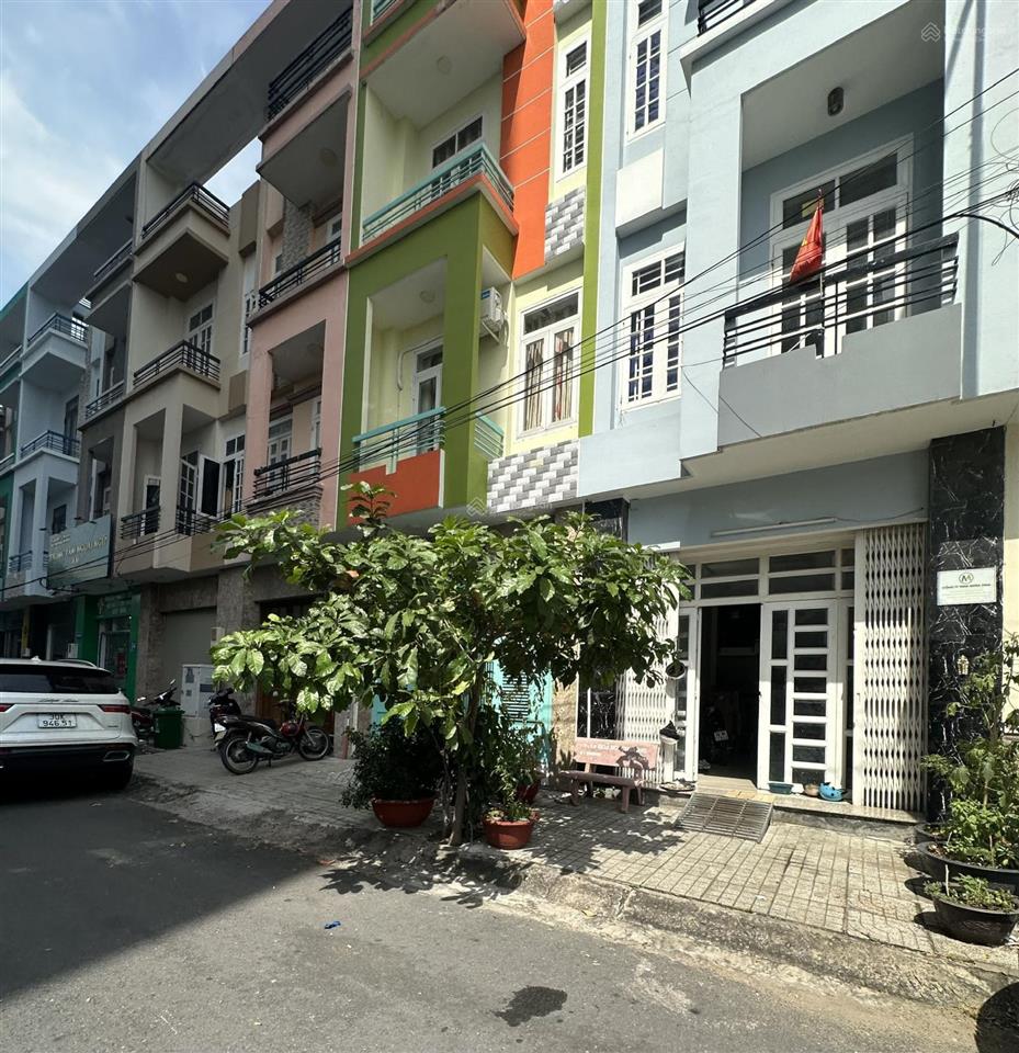 11,ty700 thương lượng chính chủ định bán nhà mặt tiền kinh doanh đối diện cổng ra vào chung cư