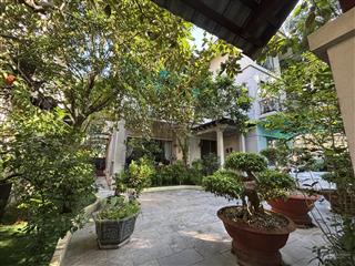 Chính chủ cần bán căn biệt thự đơn lập 300 m2, mặt tiền 15 mét, thoáng mát, đủ đồ