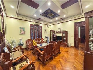 Chủ gửi bán biệt thự trung tâm thành phố để lại toàn bộ đồ nội thất.
