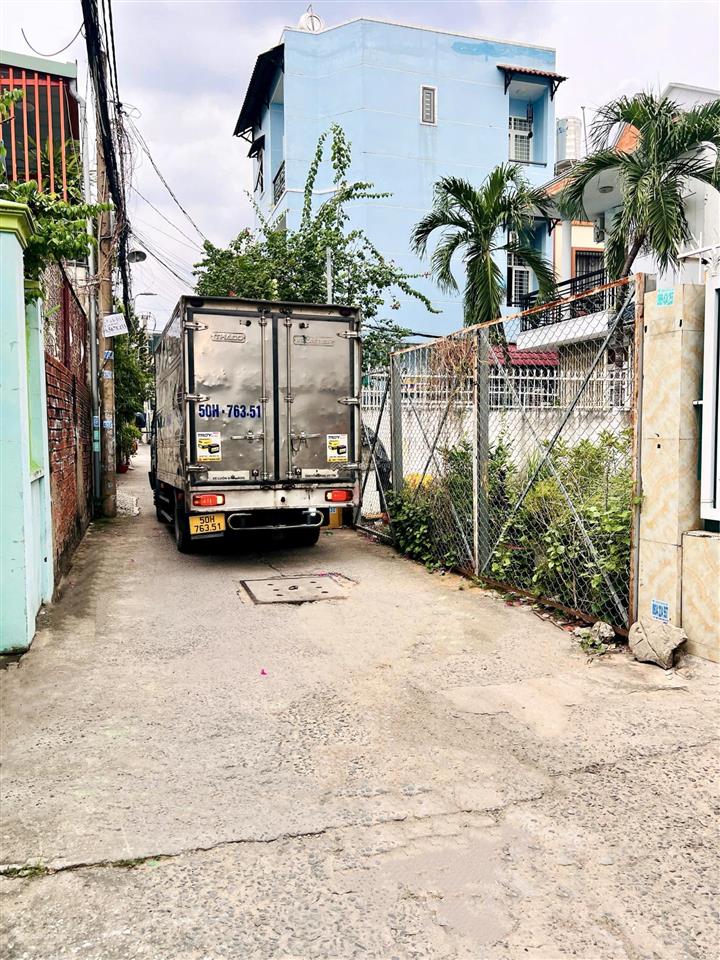 Ngay phạm văn đồng  nhà 107m2 hẻm xe tải sát mặt tiền  cấp 4 tiện xây mới/ đầu tư/ chdv