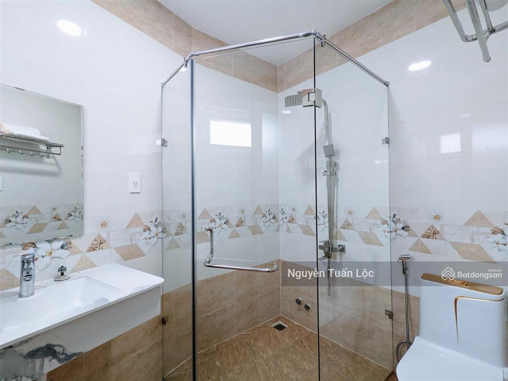 Cho thuê khách sạn 6 tầng 33 phòng, mặt tiền đường chính trung tâm phường 2 đà lạt, có thang máy