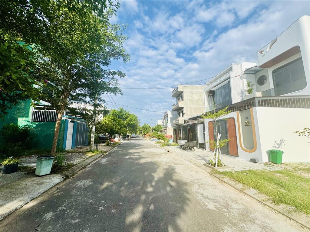Tôi bán lô đất 5m5 bá tùng gần cầu khuê đông hướng nam gần công viên giá 3.220 tỷ 0973 743 ***