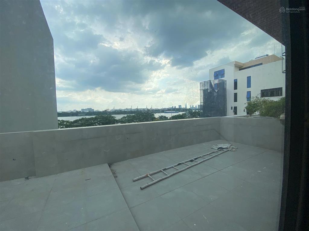 Tòa nhà ngang 10mx18m, sàn trốn suốt 85tr/ tháng, 1 hầm 4 lầu