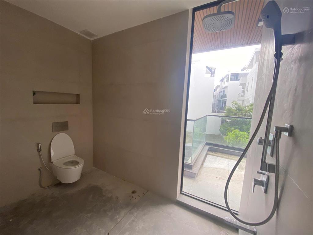 Tòa nhà ngang 10mx18m, sàn trốn suốt 85tr/ tháng, 1 hầm 4 lầu