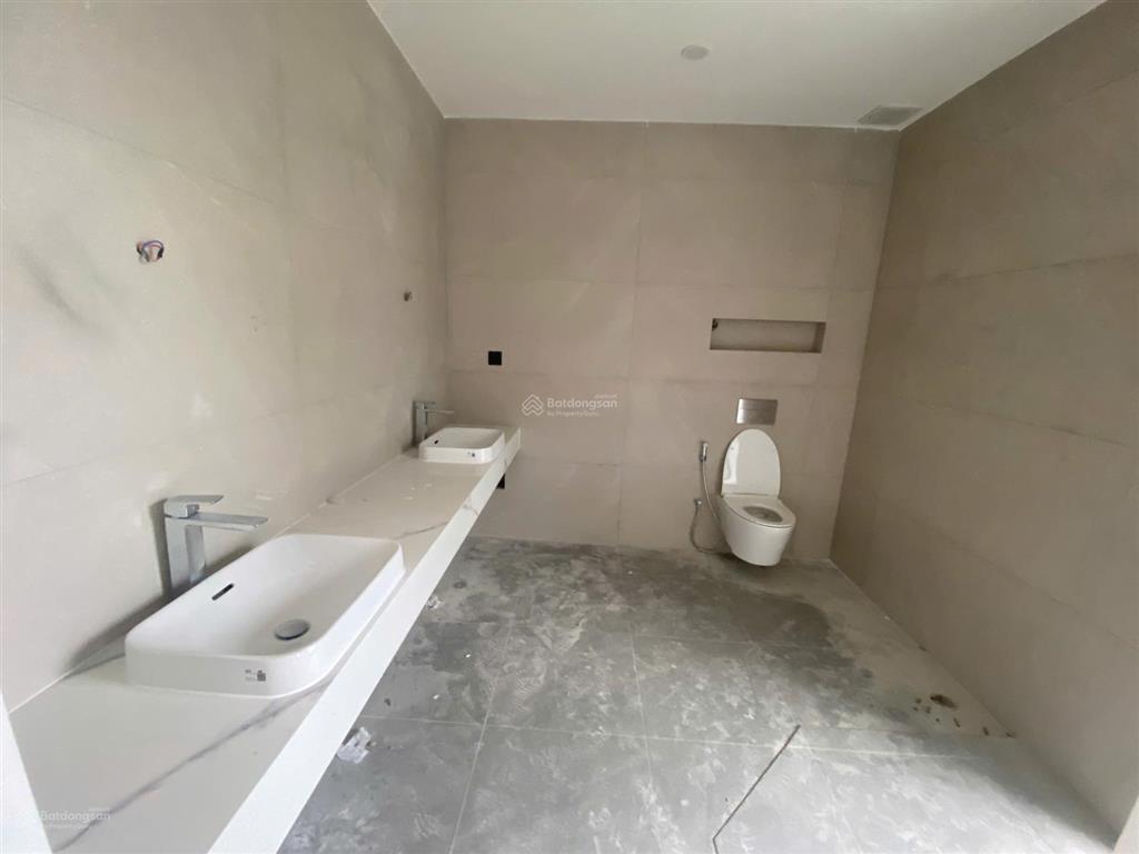 Tòa nhà ngang 10mx18m, sàn trốn suốt 85tr/ tháng, 1 hầm 4 lầu