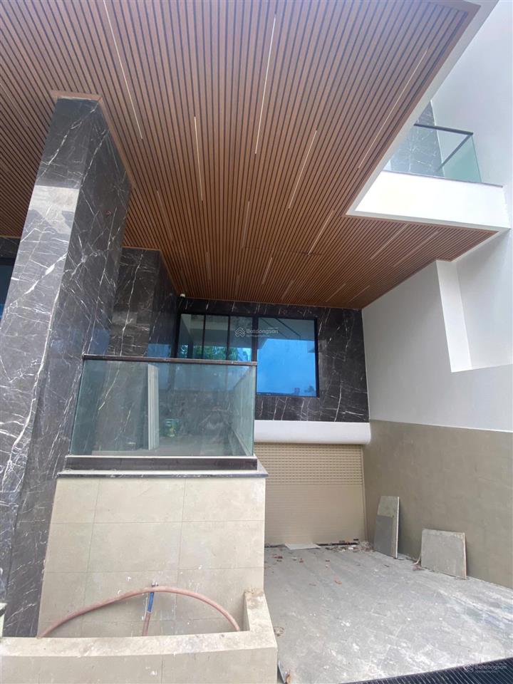 Tòa nhà ngang 10mx18m, sàn trốn suốt 85tr/ tháng, 1 hầm 4 lầu