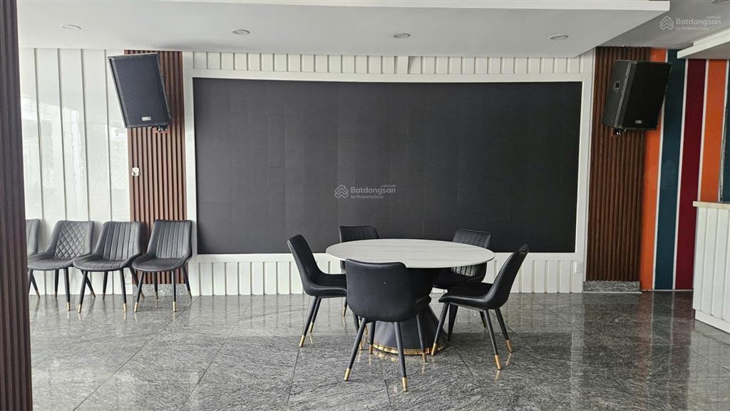 Building 1 hầm 7 lầu, mặt tiền 14m, 1450 m2 sàn, cho thuê 260tr/ tháng