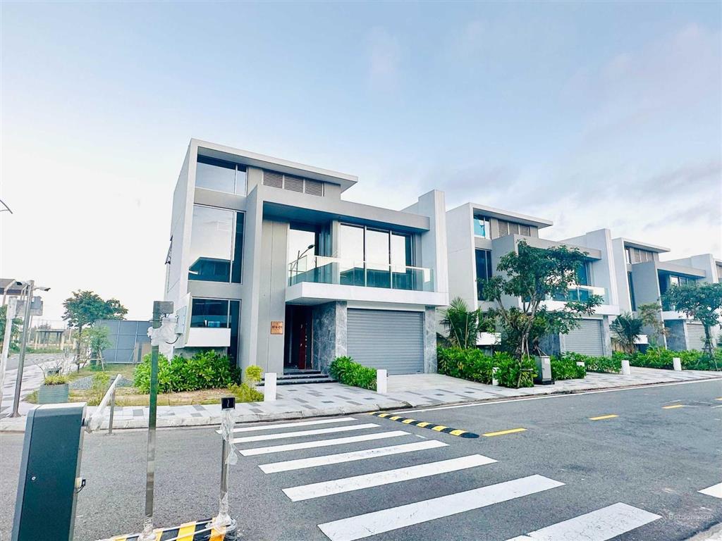 Bán căn góc bt ngoại giao regal victoria từ chủ đầu tư vị trí siêu đẹp, có sân vườn hồ bơi