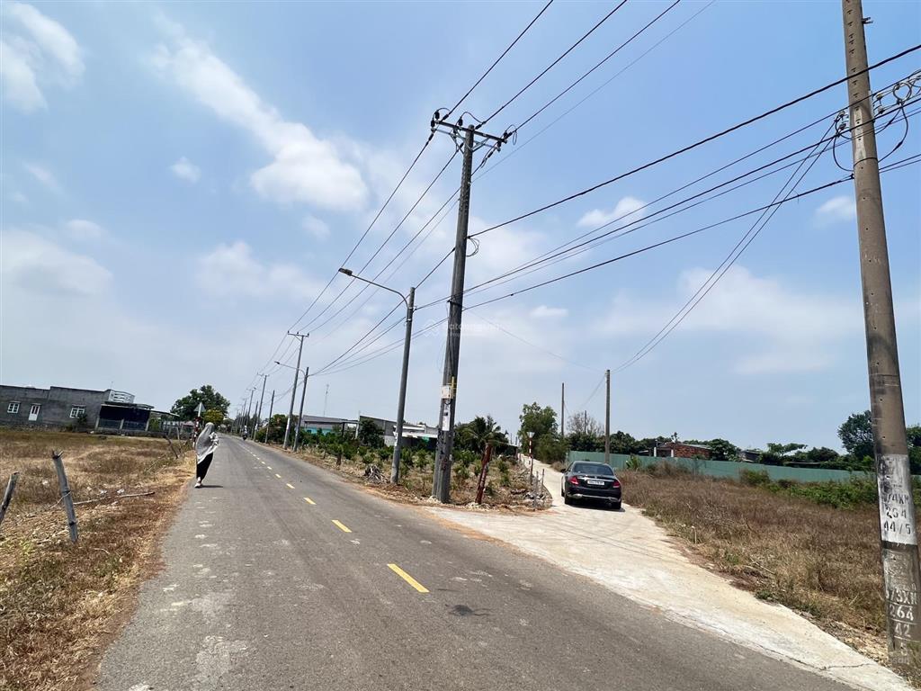 Bán lô đất thổ cư 172m2 mặt tiền đường nhựa, có sẵn điện 3 pha, dân cư đông đúc. xe tải quay đầu