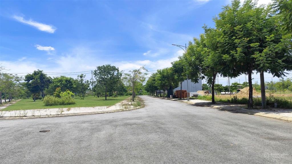 Lô đất trục kinh doanh, vị trí đẹp 126m2, giá 12,5tr/m2, thuộc khu a  khu dvhh vsip quảng ngãi