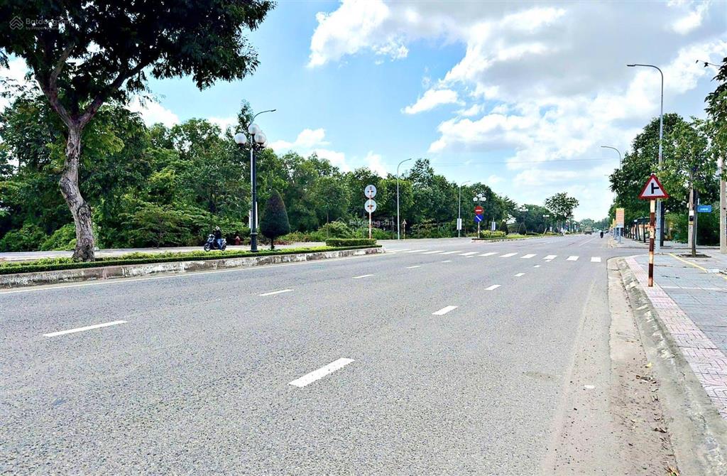 Bán siêu phẩm mt cách mạng tháng tám trung tâm phú mỹ, dân cư đông đúc, dt 5x23m full thổ giá 5.2tỷ