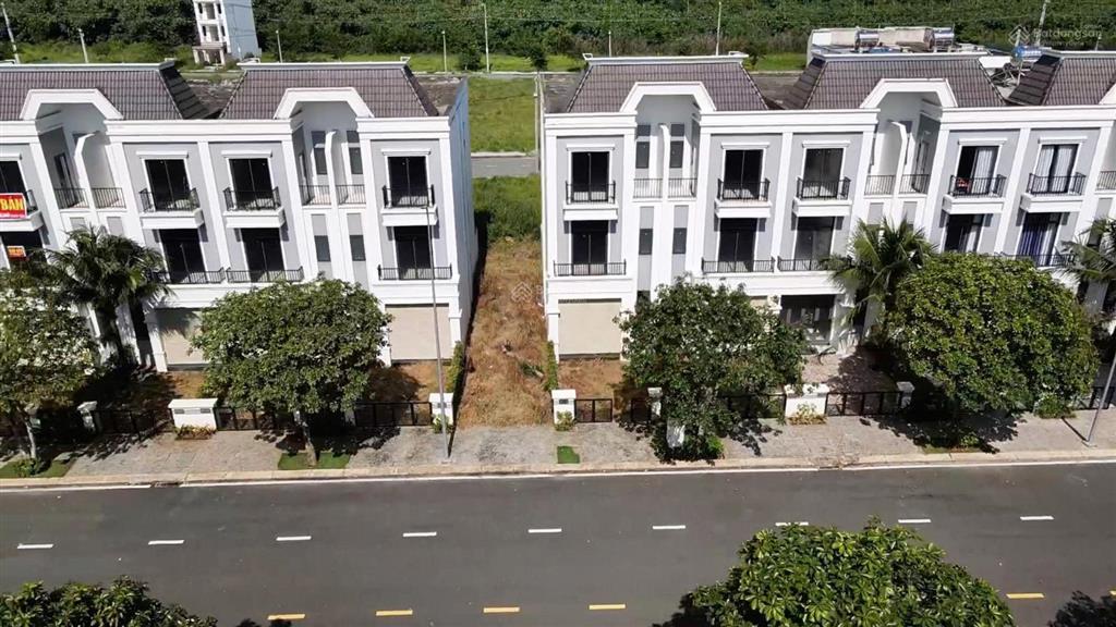 Bán lỗ biệt thự căn góc 1 trệt 2 lầu 127.5m2, 3.4 tỷ, lỗ hơn 1 tỷ hoàn thiện nhà, phúc an garden bd