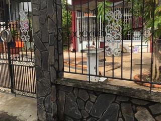 Bán đất tặng nhà thị trấn cần giuộc, long an cũ, dt 8x30m, cn 227m2 thổ cư 100%, cách tphcm 4km