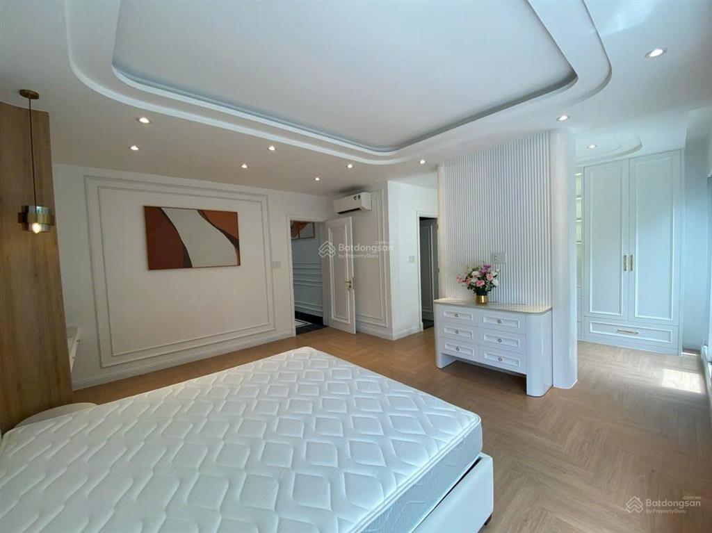Cần bán gấp căn biệt thự khu nam viên, phú mỹ hưng với tổng dt 311m2. nhà ngay công viên 2 hecta