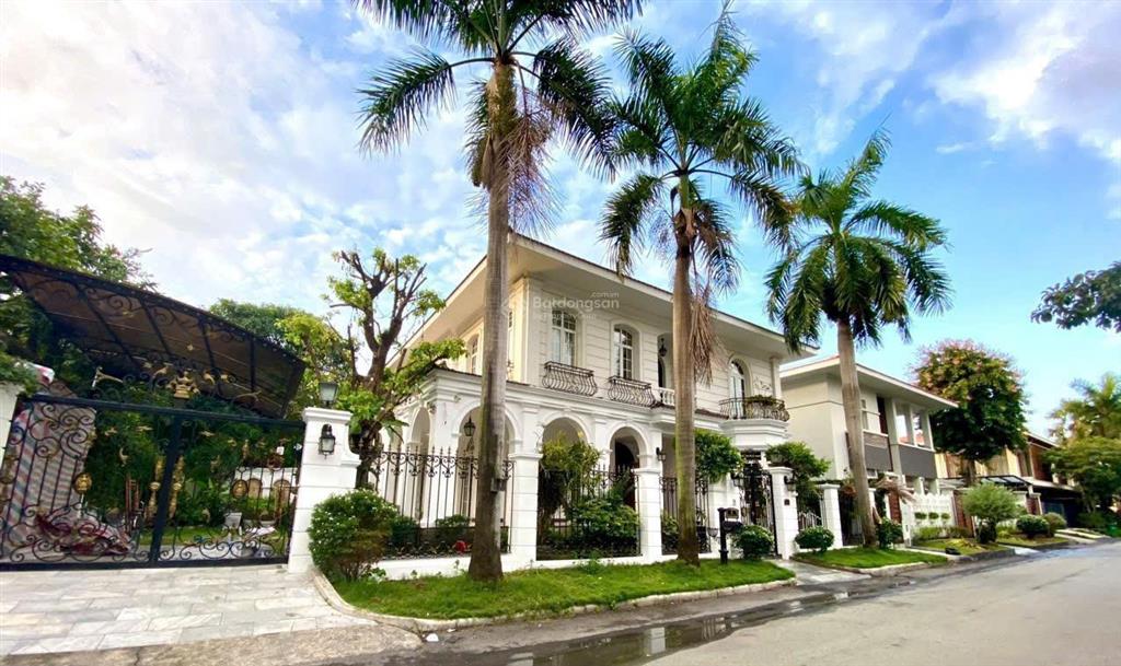 Cần bán căn biệt thự khu mỹ quang, phú mỹ hưng với nội thất cực kỳ đẹp, vào ở ngay với 5 phòng ngủ