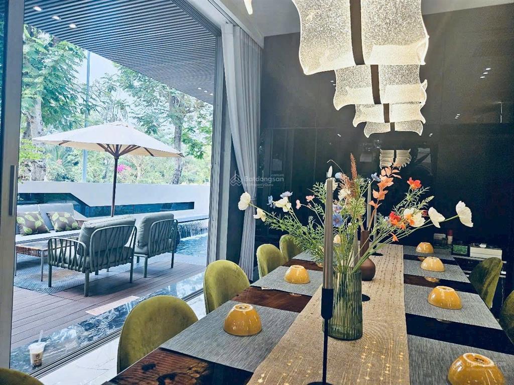 Cần bán căn biệt thự khu mỹ quang, phú mỹ hưng với nội thất cực kỳ đẹp, vào ở ngay với 5 phòng ngủ