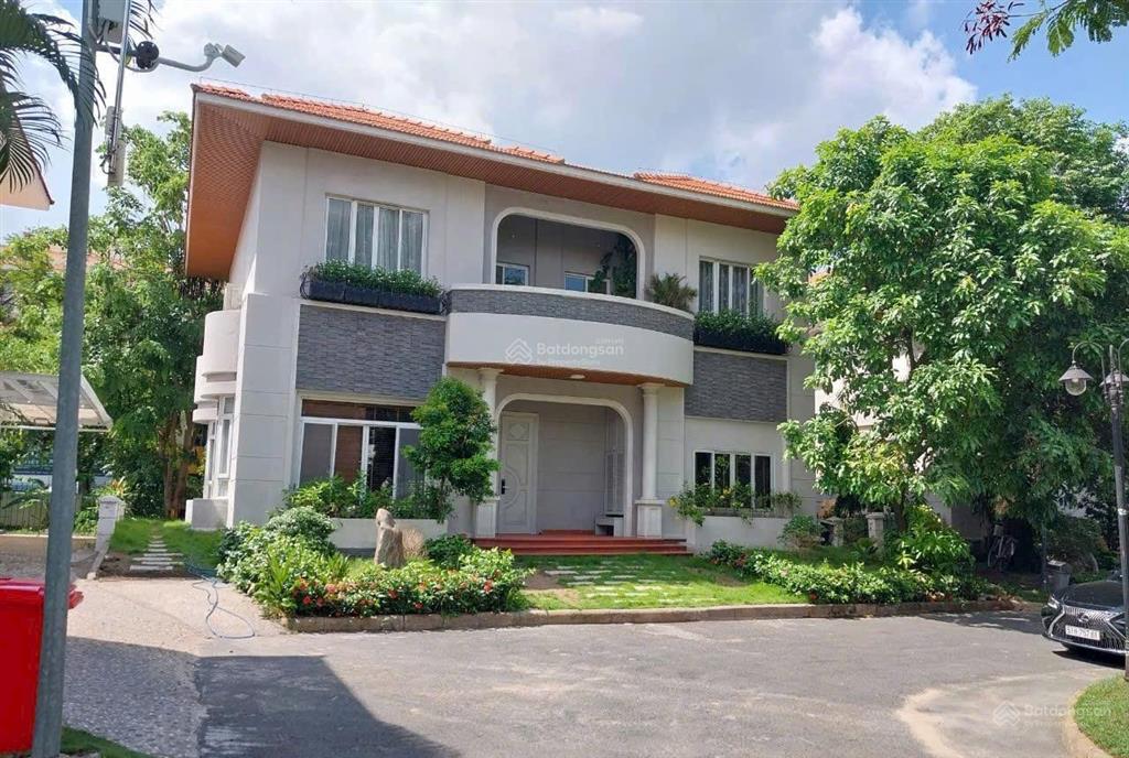 Cần bán căn biệt thự khu mỹ quang, phú mỹ hưng với nội thất cực kỳ đẹp, vào ở ngay với 5 phòng ngủ