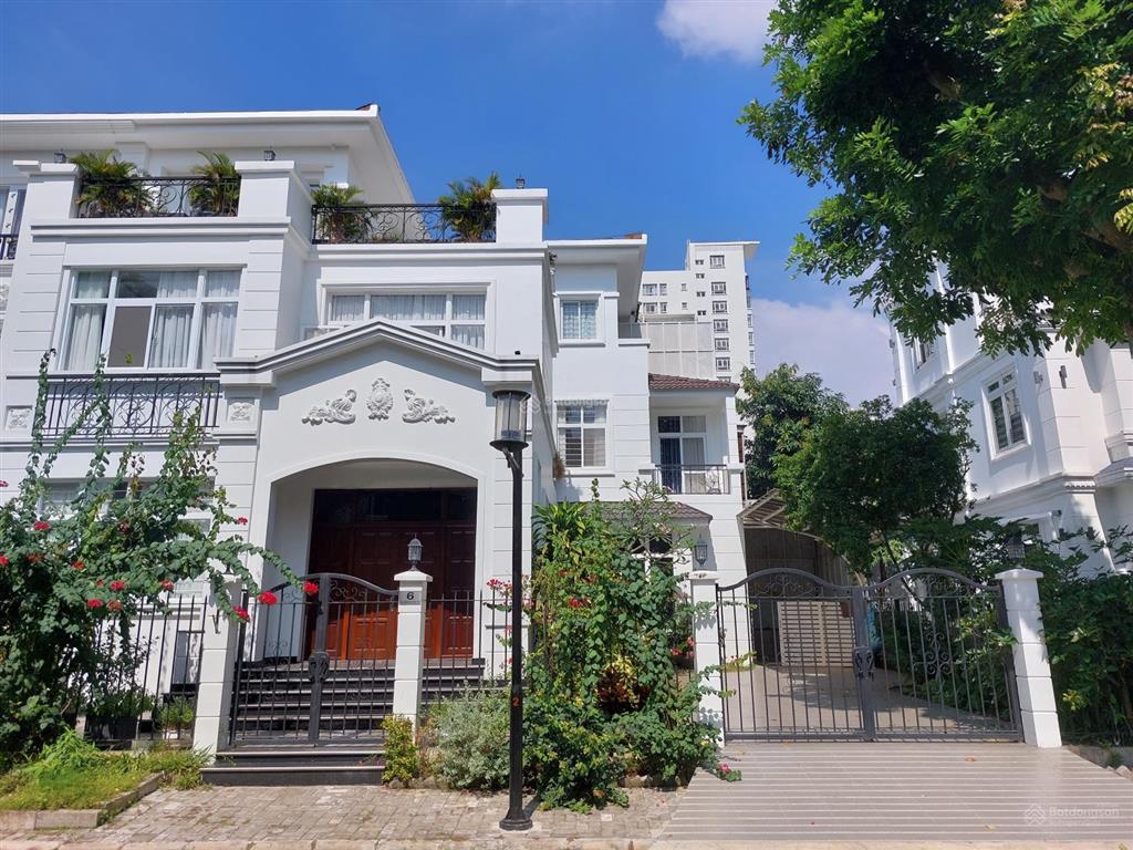 Cần bán gấp căn biệt thự khu mỹ gia, phú mỹ hưng cạnh công viên 2 hecta với dt 289m2 có 5pn