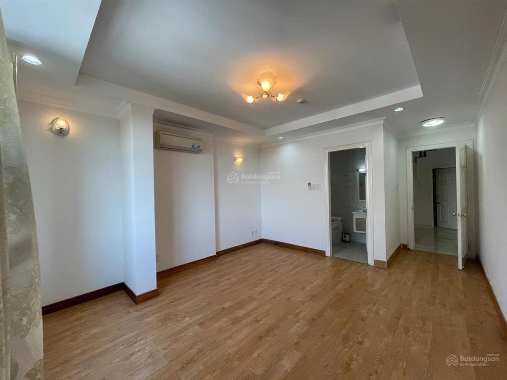 Bán gấp căn hộ 300m2 hoàng tháp plaza, 8.2tỷ, 5pn, 4wc, kdc trung sơn