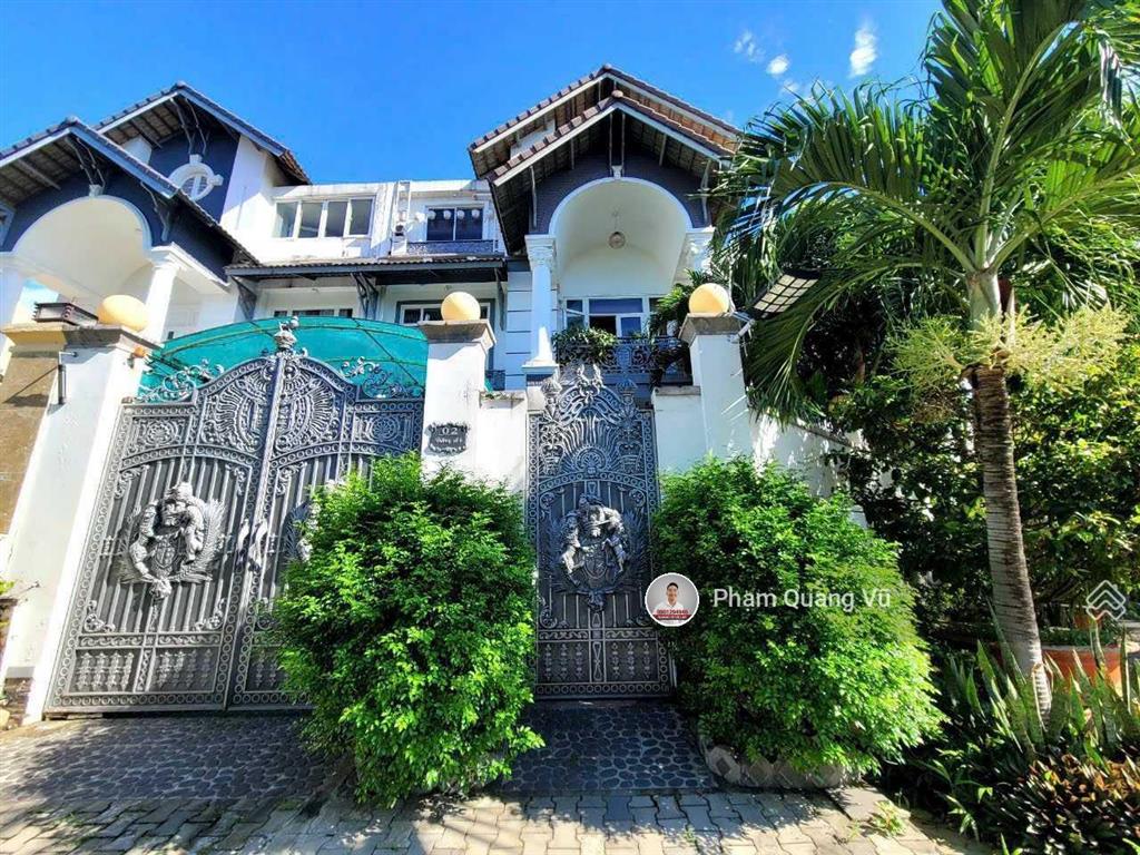 Xuất ngoại bán rẻ biệt thự kdc phú mỹ vph q7, dt 10,5x21m, giá tốt nhất 31 tỷ. lk pmh  0901 294 ***